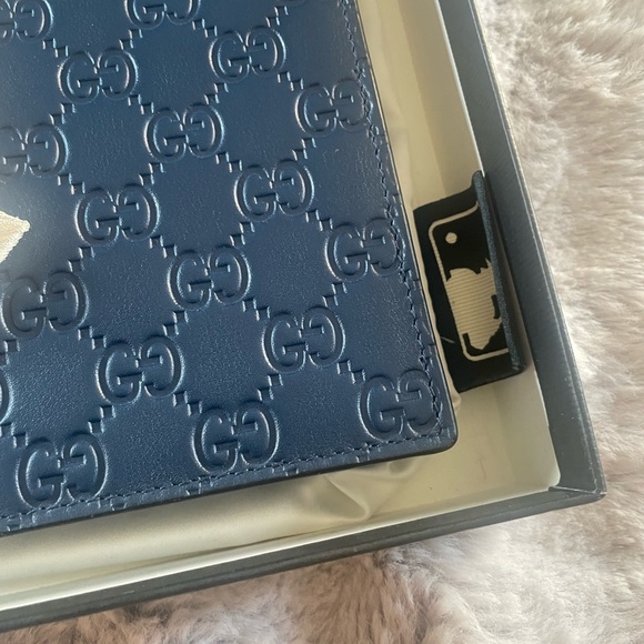 Gucci Men's Leather Blue Pouch With NY Yankees Logo - Picture 4 of 13